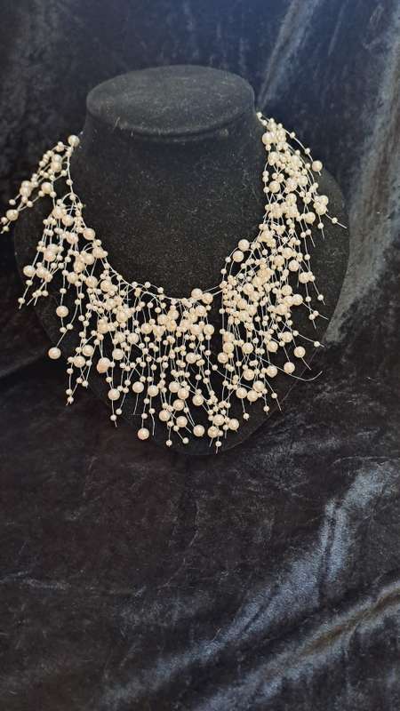 Clustered faux pearl necklace LOVELY