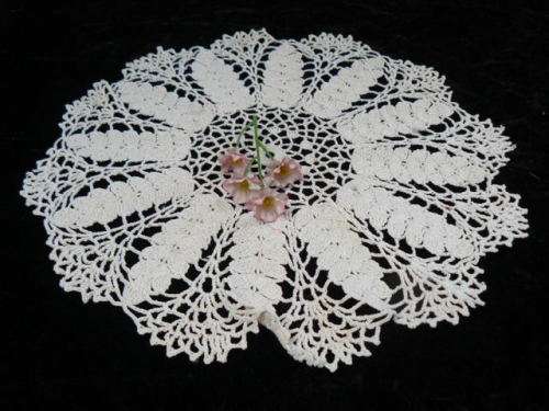 VINTAGE HAND CROCHETED DOILIE