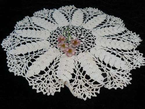 VINTAGE HAND CROCHETED DOILIE