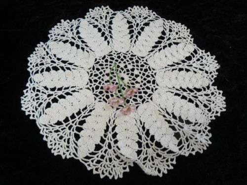 VINTAGE HAND CROCHETED DOILIE