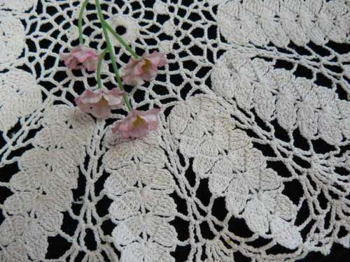VINTAGE HAND CROCHETED DOILIE