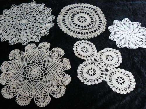MIXED LOT OF VINTAGE DOILIES CREAM