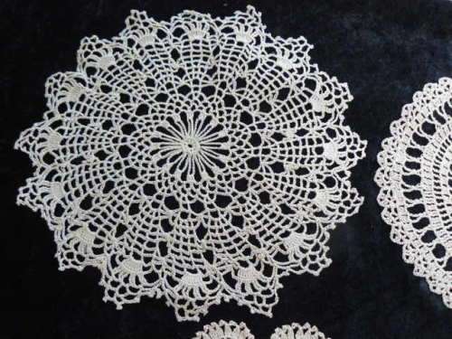 MIXED LOT OF VINTAGE DOILIES CREAM