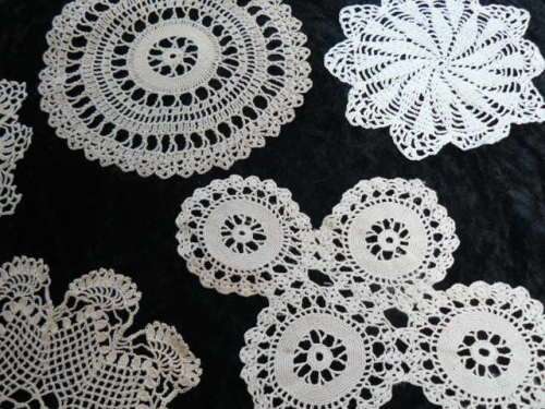 MIXED LOT OF VINTAGE DOILIES CREAM