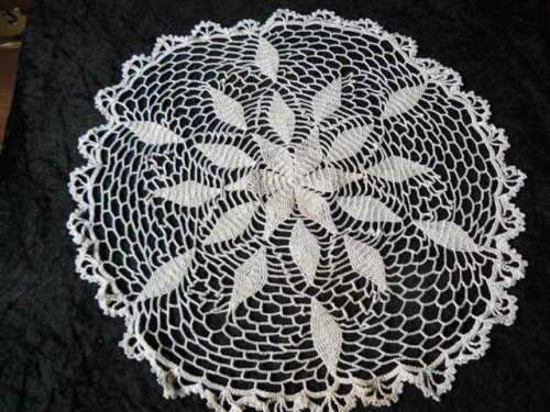 HAND CROCHETEDVINTAGE DOILIE