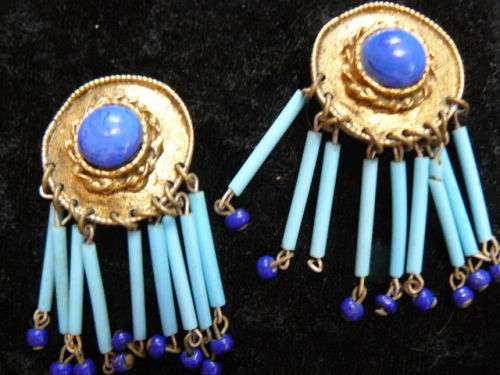 FASHION EARRINGS AND FREE NECKLACE