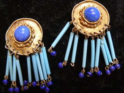 FASHION EARRINGS AND FREE NECKLACE