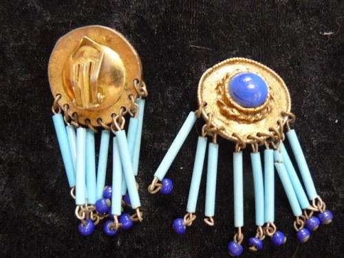 FASHION EARRINGS AND FREE NECKLACE