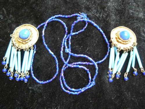 FASHION EARRINGS AND FREE NECKLACE