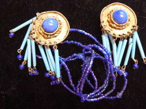 FASHION EARRINGS AND FREE NECKLACE