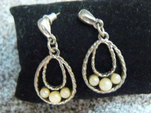 SILVER TONED FASHION EARRINGS WITH FOUX PEARLS