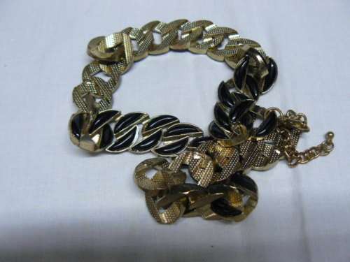GOLD AND BLACK FASHION NECKLACE