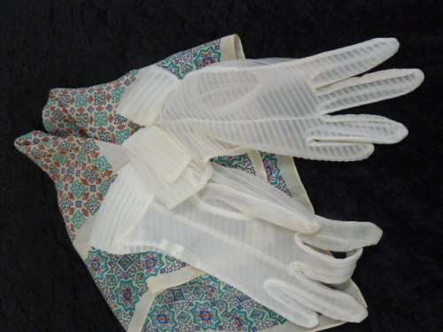 VINTAGE GLOVED AND HANKIE