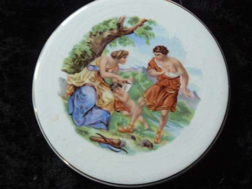 PORCELAIN WALL PLAGUE GOLD RIM 12.5 CM