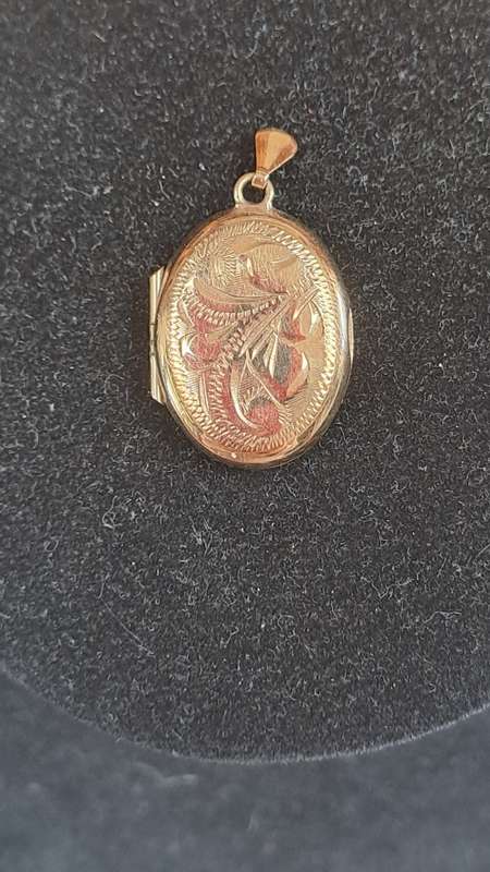 9ct metal core gold plated locket beautiful