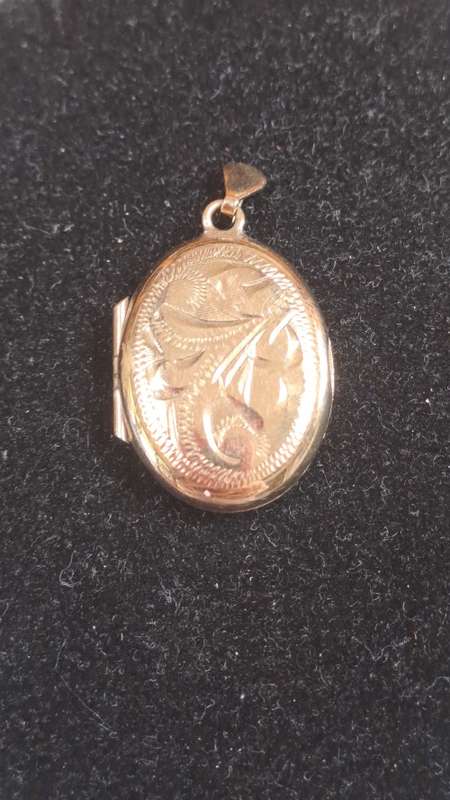 9ct metal core gold plated locket beautiful