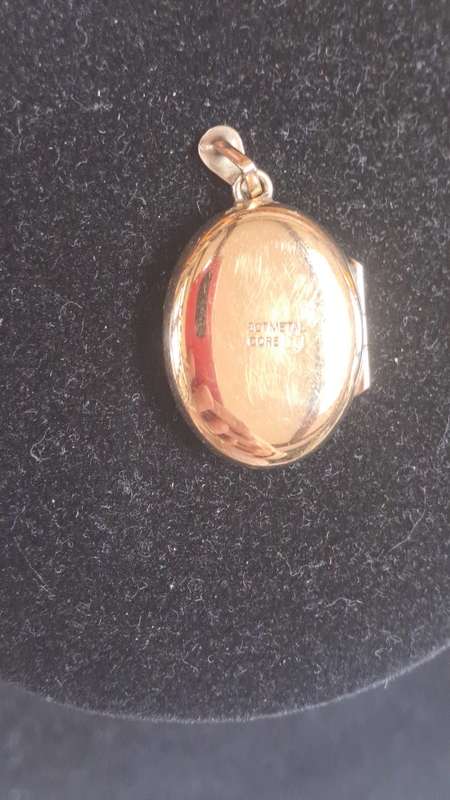9ct metal core gold plated locket beautiful