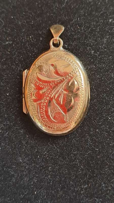 9ct metal core gold plated locket beautiful