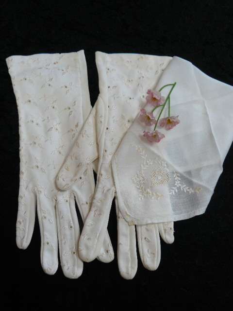 VINTAGE COTTON EMBROIDERED HANKIE AND GLOVES MED