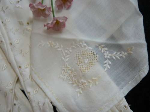 VINTAGE COTTON EMBROIDERED HANKIE AND GLOVES MED