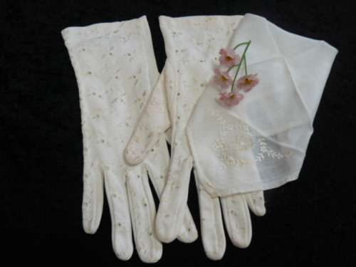 VINTAGE COTTON EMBROIDERED HANKIE AND GLOVES MED
