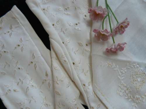 VINTAGE COTTON EMBROIDERED HANKIE AND GLOVES MED