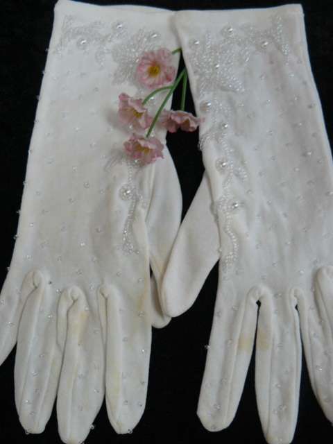 MOST STUNNING BEADDED GLOVES MED