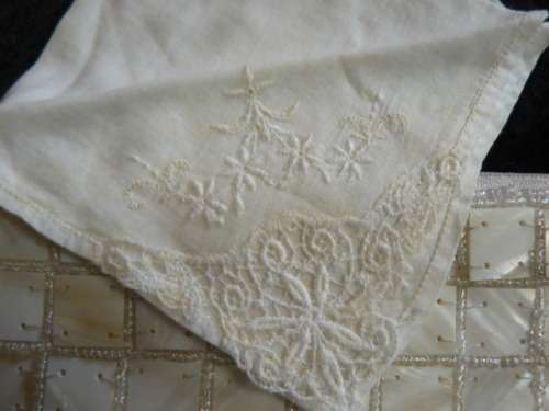 VINTAGE COTTON EMBROIDERED HANKIE AND LITTLE BAG WITH MOTHER OF PEARL EFFECT
