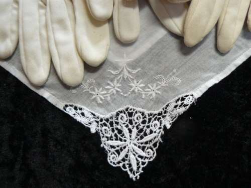 VINTAGE COTTON HANKIE AND 2 PAIRS OF GLOVES MEDIUM I PAIR CREAM