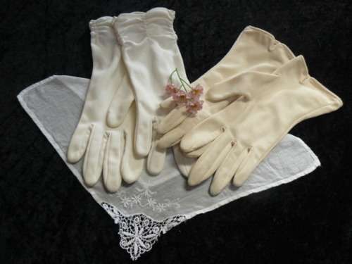 VINTAGE COTTON HANKIE AND 2 PAIRS OF GLOVES MEDIUM I PAIR CREAM