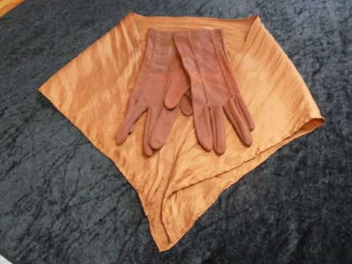 VINTAGE BROWN GLOVES MED WIH SILK DOECK
