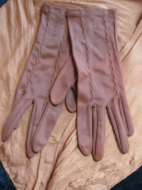 VINTAGE BROWN GLOVES MED WIH SILK DOECK