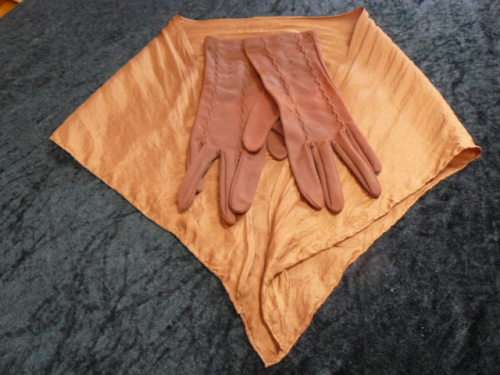 VINTAGE BROWN GLOVES MED WIH SILK DOECK