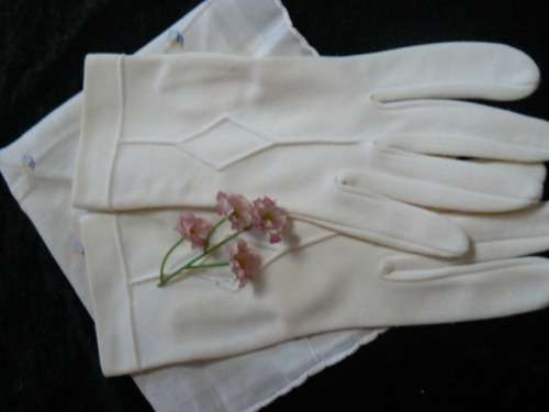 VINTAGE HANKIES X 2 ANDGLOVES
