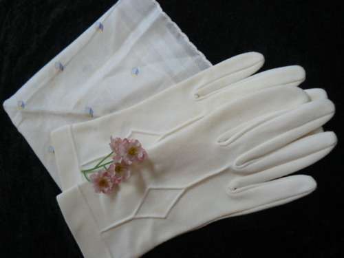 VINTAGE HANKIES X 2 ANDGLOVES
