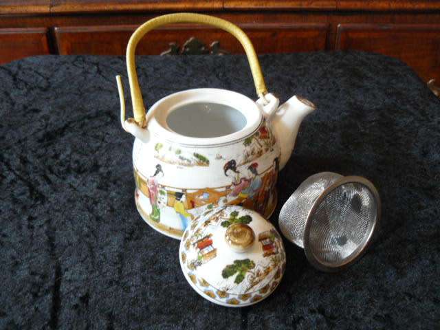ORIENTAL PORCELAIN TEAPOTWITH STRAINER VINTAGE
