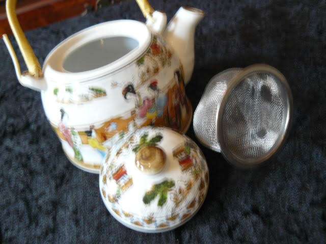ORIENTAL PORCELAIN TEAPOTWITH STRAINER VINTAGE