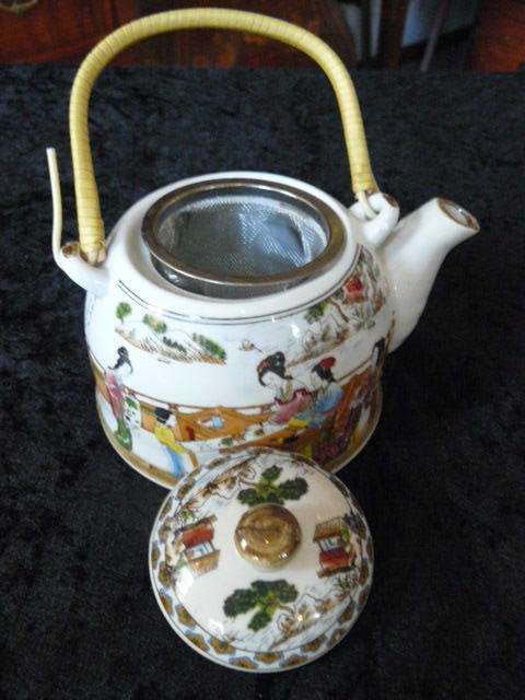 ORIENTAL PORCELAIN TEAPOTWITH STRAINER VINTAGE