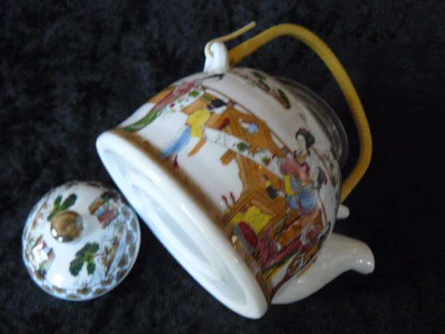 ORIENTAL PORCELAIN TEAPOTWITH STRAINER VINTAGE