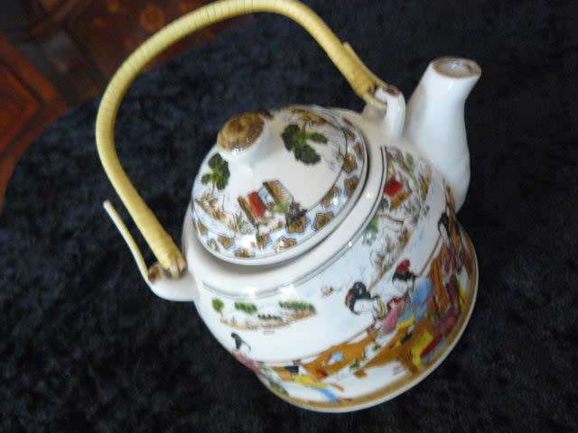 ORIENTAL PORCELAIN TEAPOTWITH STRAINER VINTAGE