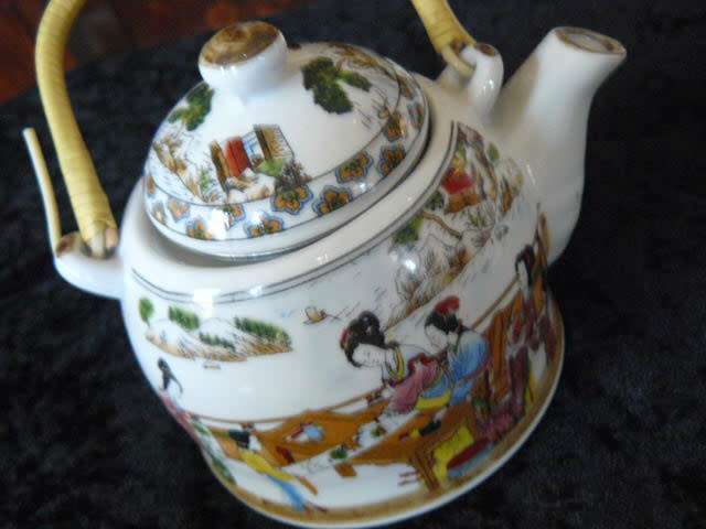 ORIENTAL PORCELAIN TEAPOTWITH STRAINER VINTAGE