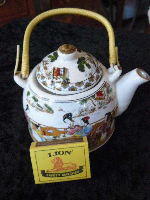 ORIENTAL PORCELAIN TEAPOTWITH STRAINER VINTAGE