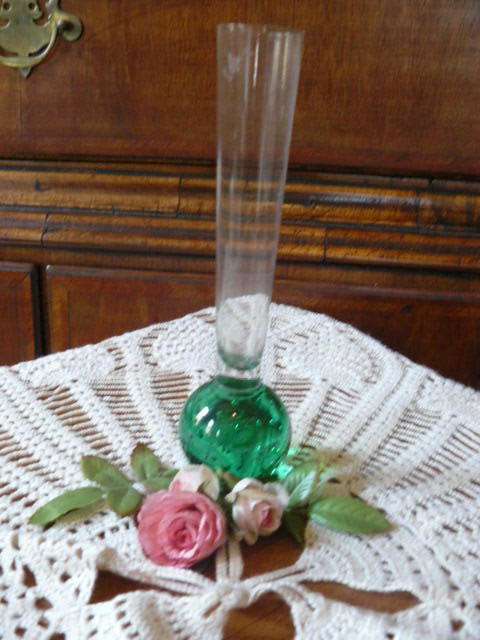 GREEN ANDWHITE INNER BUBBLE STEM GLASS VASE