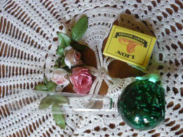 GREEN ANDWHITE INNER BUBBLE STEM GLASS VASE