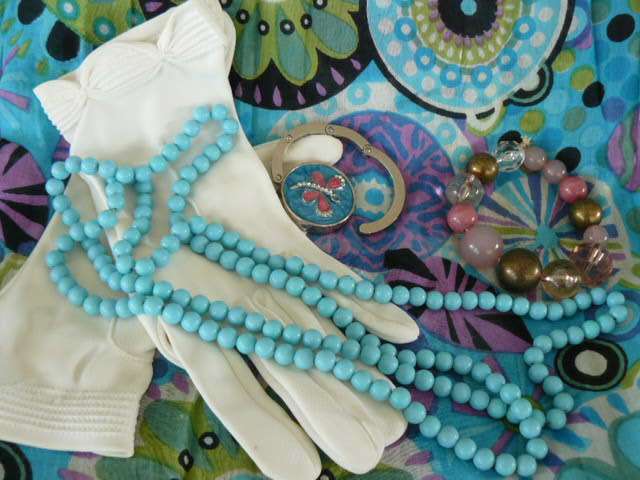 A LITTLE VINTAGE MIXED LOT FOT THE LADY