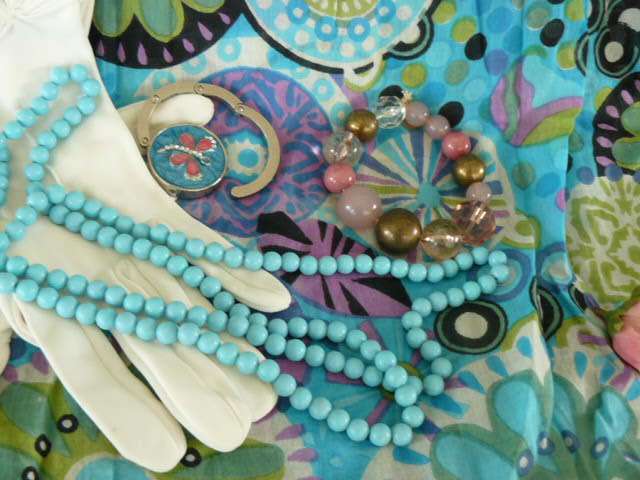A LITTLE VINTAGE MIXED LOT FOT THE LADY
