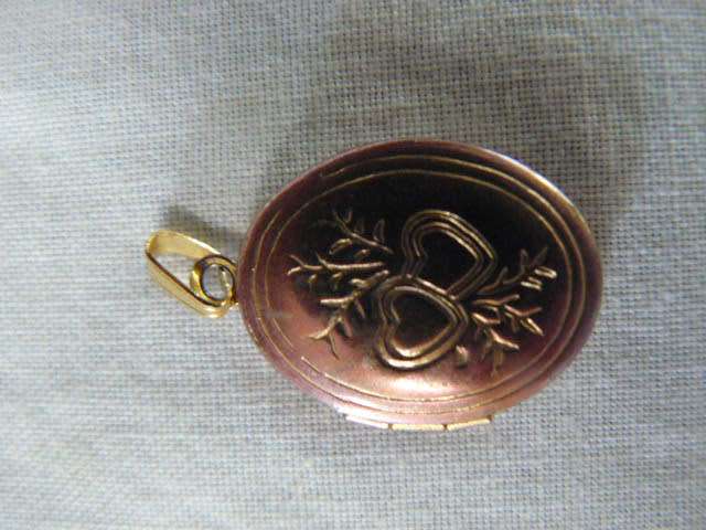 GOLD TONED LOCKET