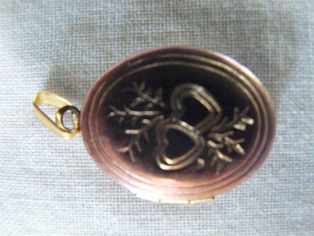 GOLD TONED LOCKET