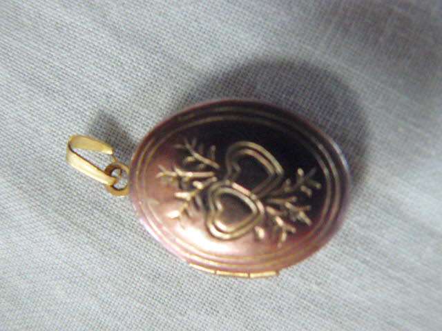GOLD TONED LOCKET