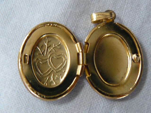 GOLD TONED LOCKET